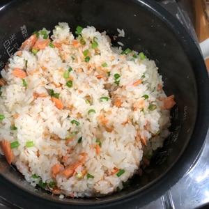 鮭と油揚げときのこの炊き込みご飯